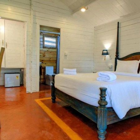 Lotus Feet Beach Resort Morjim Exterior photo