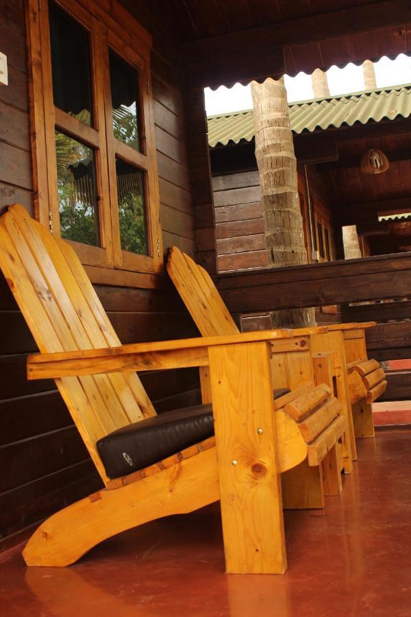 Lotus Feet Beach Resort Morjim Exterior photo