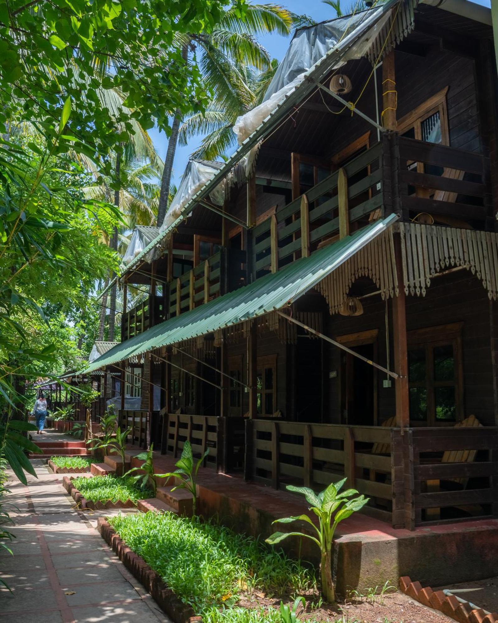 Lotus Feet Beach Resort Morjim Exterior photo
